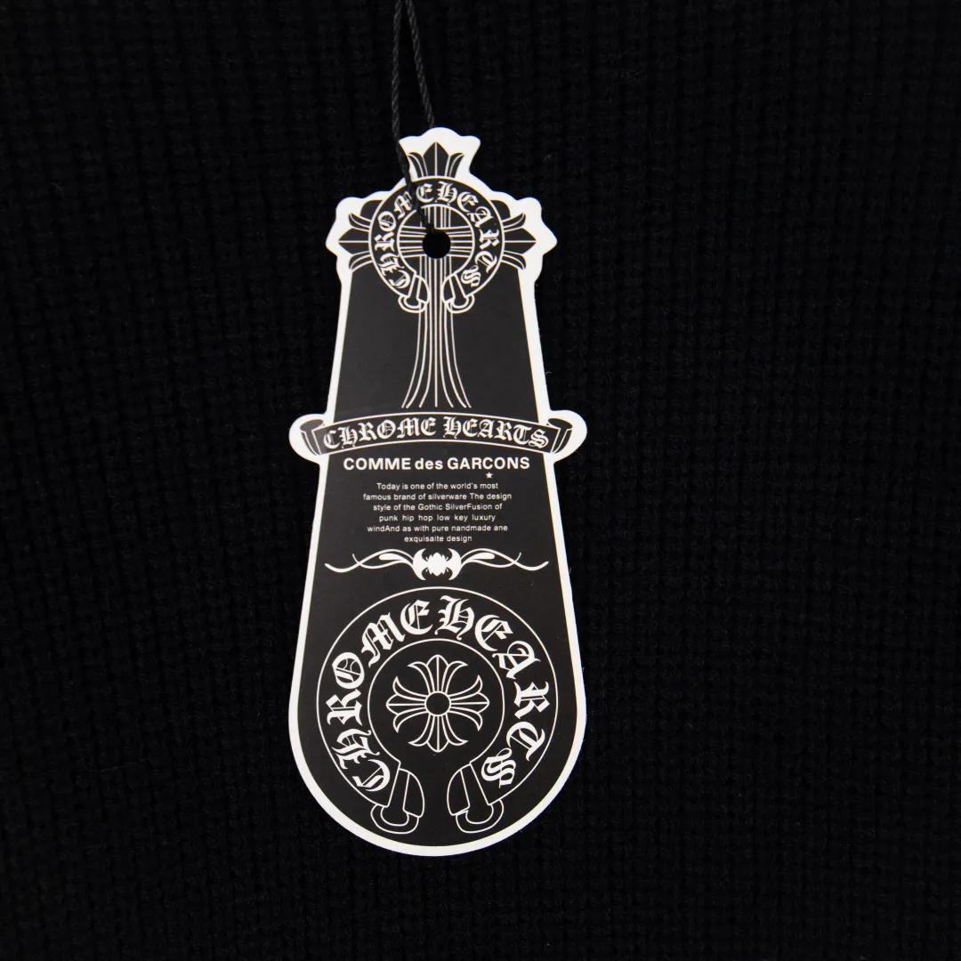 P320 zp version [Exclusive supply] Chrome Hearts/Cro Heart OS loose version 2025fw autumn and winter new style Classic customized leather cross 🪡logo Round neck long sleeve off-shoulder sweater cardigan Imported wool blended fabric Exquisitely upgraded, inspired by the 1980s retro Original fabric Official same style Round neck Long sleeve suit Customized mesh sweater thick knitted fabric Very comfortable to the touch The latest brick cabinets in spring and summer are in sync, fashionable and individual Super versatile and good-looking style, very suitable for both men and women. A must-have style. Hang tag, collar label, washed wheat, complete with three labels. Color: black and white. Size: M L XL 2XL 3XL. Number: YK10633.